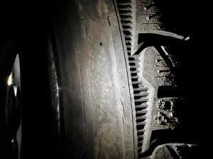 U budějovické sportovní haly řádil vandal. Šest aut skončilo propíchanými pneumatikami