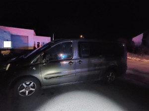 Noční žhář udeřil v Hluboké nad Vltavou. Policie hledá svědky požáru vozidel