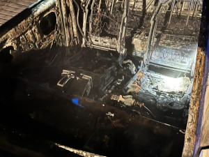 Noční žhář udeřil v Hluboké nad Vltavou. Policie hledá svědky požáru vozidel