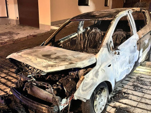 Noční žhář udeřil v Hluboké nad Vltavou. Policie hledá svědky požáru vozidel