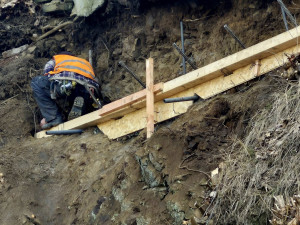 FOTO: Odvážná práce ve svahu. Horolezci u Jordánu zajišťují schodiště