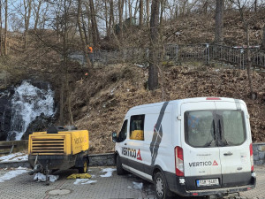 FOTO: Odvážná práce ve svahu. Horolezci u Jordánu zajišťují schodiště