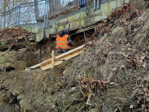 FOTO: Odvážná práce ve svahu. Horolezci u Jordánu zajišťují schodiště