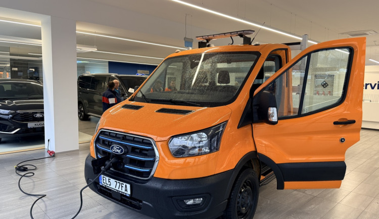 Jihočeští silničáři obměňují vozový park, do terénu vyrážejí i s elektromobily