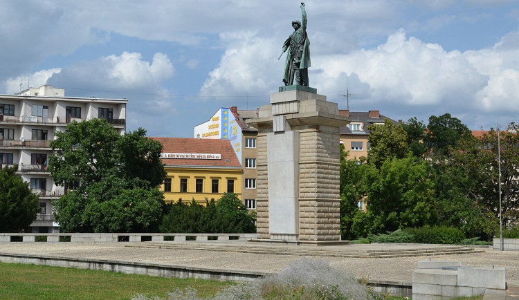 Liberálové chtějí, aby z Moraváku zmizel rudoarmějec. Vznikla antipetice s jediným podpisem