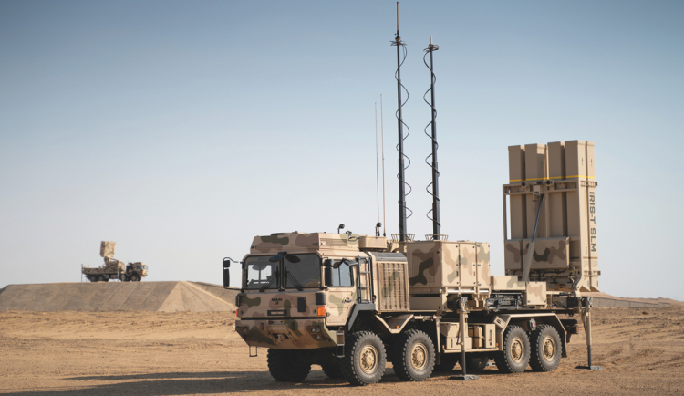 Osm střel, dvojnásobný dosah: IRIS-T SLM/X míří výš i dál