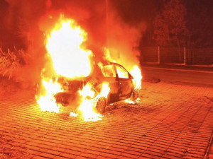 Vrací se devadesátky? Zapálení aut městského zastupitele vyvolalo vlnu reakcí