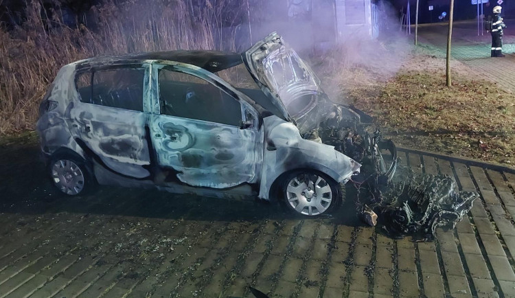 Vrací se devadesátky? Zapálení aut městského zastupitele vyvolalo vlnu reakcí