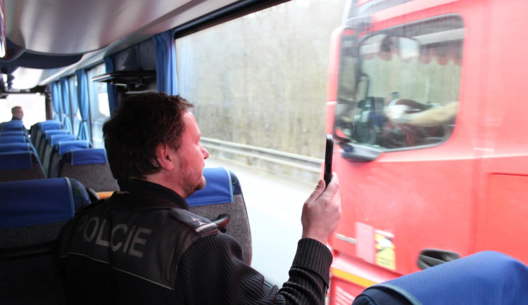 Policisté využili ke kontrolám řidičů speciální autobus. Odhalili přes 40 přestupků