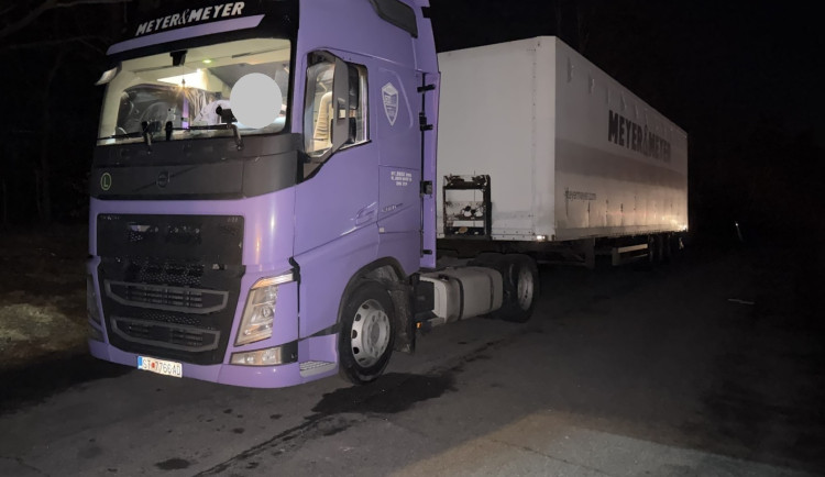 FOTO: Kontrola kamionů na dálnici? Nedodržená doba řízení i manipulace s tachografem