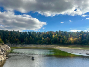 Nízká hladina Orlíku stále láká pamětníky, hledače pokladů i turisty