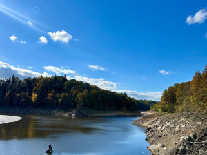 Nízká hladina Orlíku stále láká pamětníky, hledače pokladů i turisty