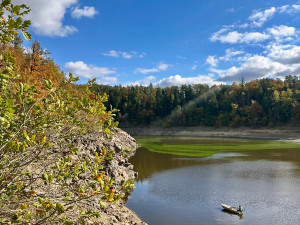 Nízká hladina Orlíku stále láká pamětníky, hledače pokladů i turisty