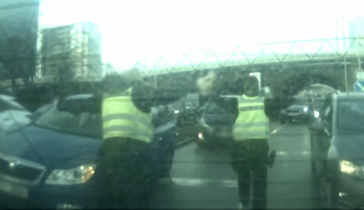 VIDEO: Batole snědlo sklo, zoufalá matka s ním uvízla v koloně. Policisté prorazili cestu