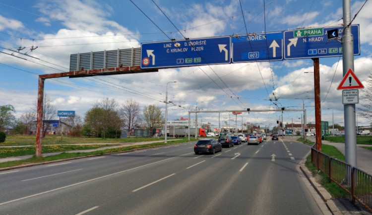 Na Pražské třídě začíná omezení. U frekventované křižovatky se bude měnit značení