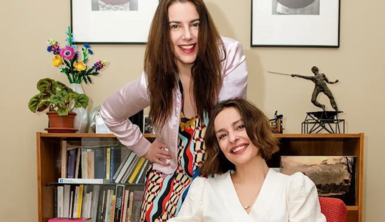 Režisérka Bibiana Beňová (sedící) ve čtvrtek 12. března představí v Biografu Kotva tři díly série Potížistky