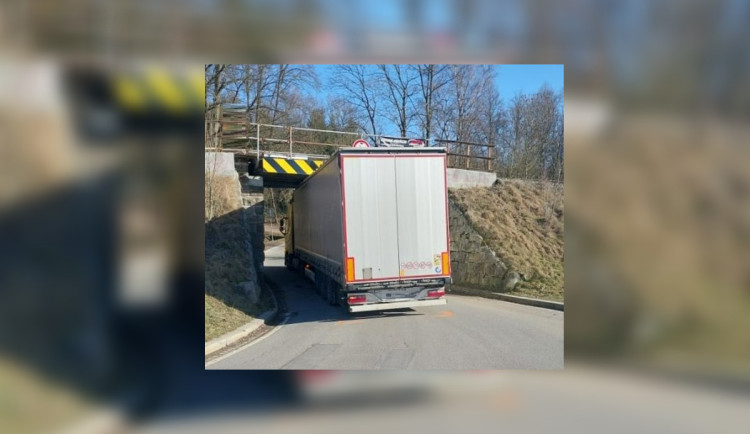 Nevešel se. V Telči pod viaduktem uvízl řidič v náklaďáku, škoda je 40 tisíc