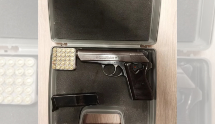 VIDEO: Muž na Budějovicku ukradl pistoli své příbuzné, zásahovka vyrazila do akce