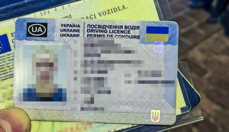 Ukrajinec zaparkoval na místě pro invalidy, policistům předložil podezřelý řidičák