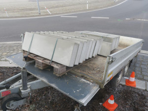 Řidič dodávky neodhadl rychlost a uvízl na vyvýšeném kruhovém objezdu