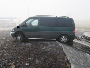 Řidič dodávky neodhadl rychlost a uvízl na vyvýšeném kruhovém objezdu