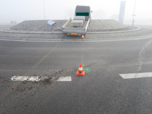 Řidič dodávky neodhadl rychlost a uvízl na vyvýšeném kruhovém objezdu