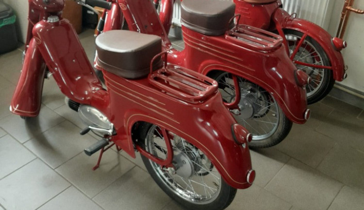 Policie dopadla zloděje vzácných Jaw, po motorkách za milion však stále pátrá