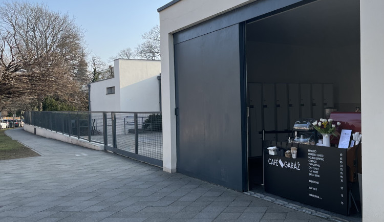 FOTO: V brněnské vile Tugendhat otevřeli kavárnu, lidé se občerství v garáži