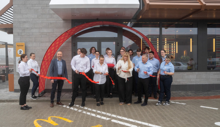 McDonald's míří do krajiny rybníků. Nová restaurace otevřela v Třeboni