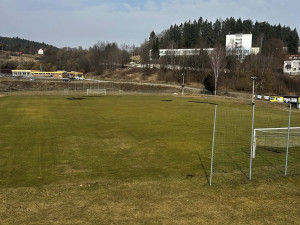 Fotbalové hřiště nebo oraniště? Pažit ve Větřní rozryla divoká prasata