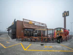 McDonald's míří do krajiny rybníků. Nová restaurace otevřela v Třeboni