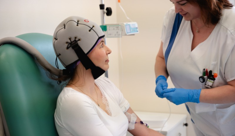 Budějovická nemocnice zavedla chladicí čepici. Pomáhá chránit vlasy při chemoterapii