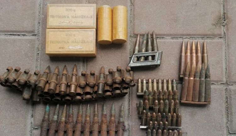 Policisté našli před služebnou TNT. Zbraňová amnestie přináší bizarní i cenné úlovky