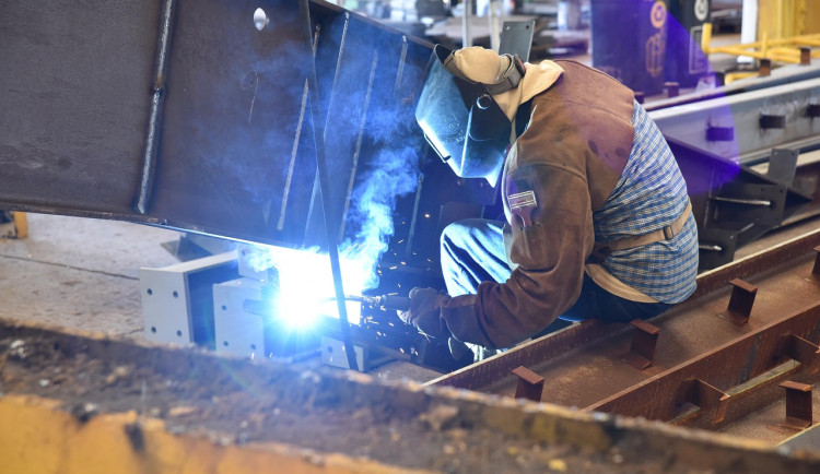 Cizinci nám prý berou práci, zároveň je český trh práce potřebuje