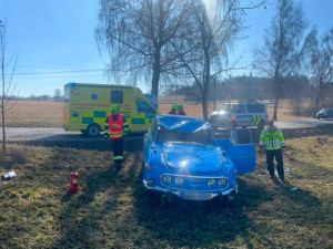 U Kunžaku havaroval legendární veterán Tatra 603, řidič skončil v nemocnici