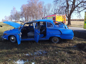 U Kunžaku havaroval legendární veterán Tatra 603, řidič skončil v nemocnici