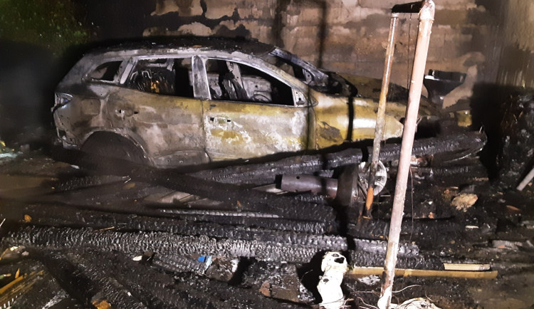 Dva noční požáry zaměstnaly hasiče. Jeden způsobila elektrokoloběžka