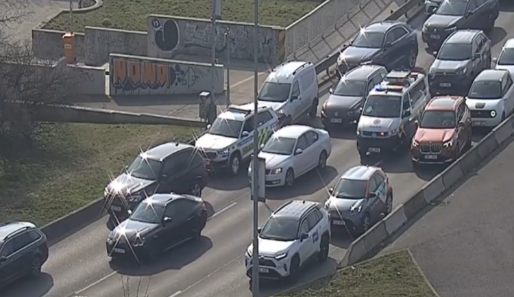 VIDEO: Policisté prorazili cestu k porodnici, holčička se narodila pět minut po příjezdu