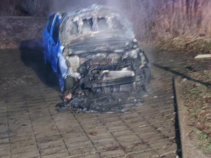 Po žhářském útoku na auta zastupitele vznikla sbírka. Lidé chtějí rodině pomoci s dopravou