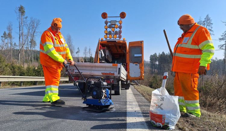 Díry na cestách? Rychlá rota se pustila do oprav výtluků na silnicích první třídy