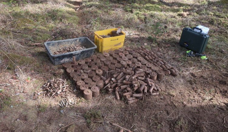U Albrechtic našli stovky granátů. Pyrotechnici museli část arzenálu odpálili na místě
