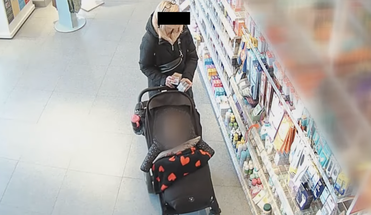 Žena kradla v drogerii ve velkém. Do kočárku nastrkala desítky kondomů