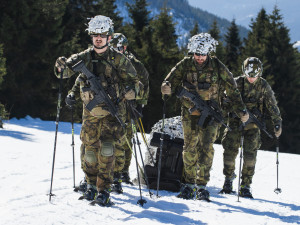 FOTO: Bez techniky jen s vlastní silou. Strakoničtí vojáci trénovali v Krkonoších