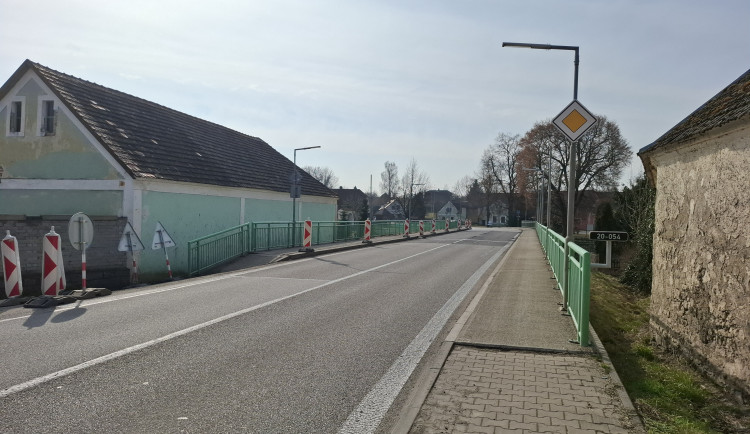 Oprava mostu v Tchořovicích omezí dopravu. Řidiči projedou jen kyvadlově