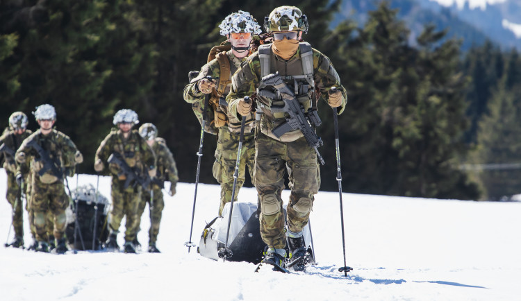 FOTO: Bez techniky jen s vlastní silou. Strakoničtí vojáci trénovali v Krkonoších