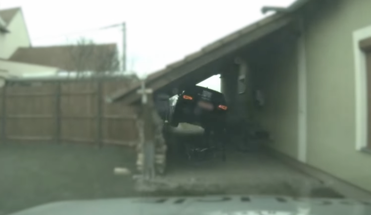 VIDEO: Zfetovaný řidič ujížděl před zákonem. Zničil zahrádku, lekl se až pistole