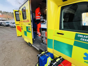 Muž spadl z výšky v areálu Vyšebrodského kláštera, letěl pro něj vrtulník