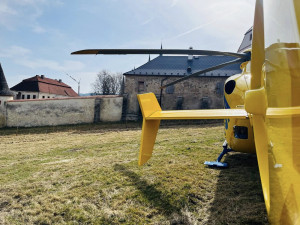 Muž spadl z výšky v areálu Vyšebrodského kláštera, letěl pro něj vrtulník