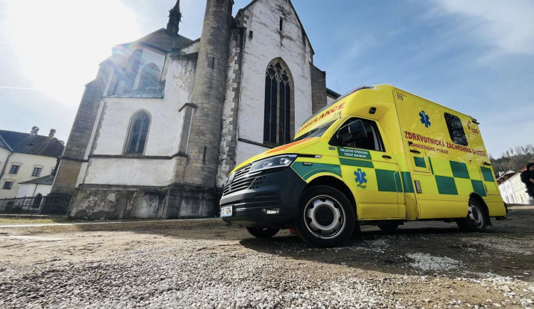 Muž spadl z výšky v areálu Vyšebrodského kláštera, letěl pro něj vrtulník