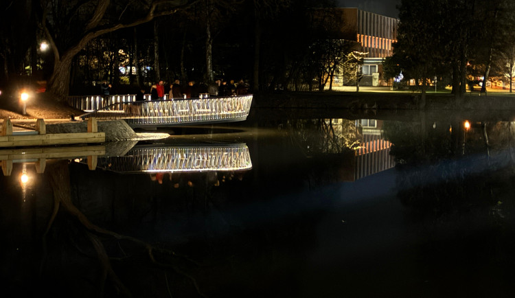 Na soutoku Malše a Vltavy se rozsvítilo nové molo. Město mu přezdívá svatební